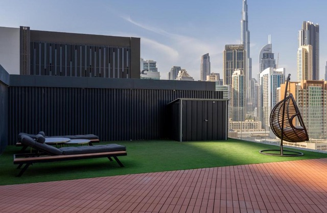 Waves - Spacious 2BR Apartment with Burj Views & Terrace