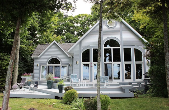 Wavesong Cottage: Perched on Lake Michigan between Ludington and Manistee