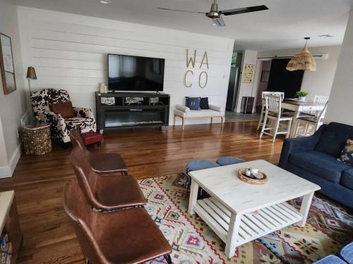 WAyCOol House, 3.4 miles to Magnolia or Baylor U!