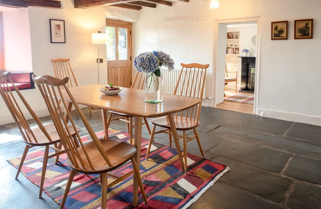 Wayside Cottage - with Mountain View