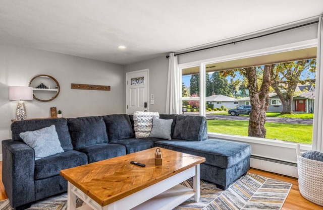 Wayside Retreat, mins to UofO, Hayward Field, Autzen, w game room, BBQ, firepit