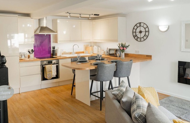 We love the open plan layout of this modern cottage and its central location in the heart of the pre