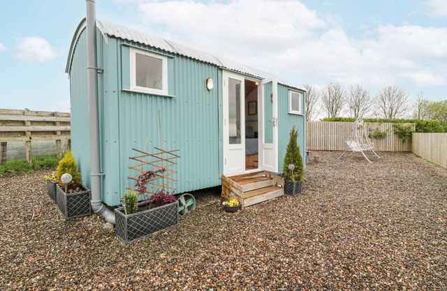 WEE SHEPHERD'S HUT, romantic, with a garden in Maybole