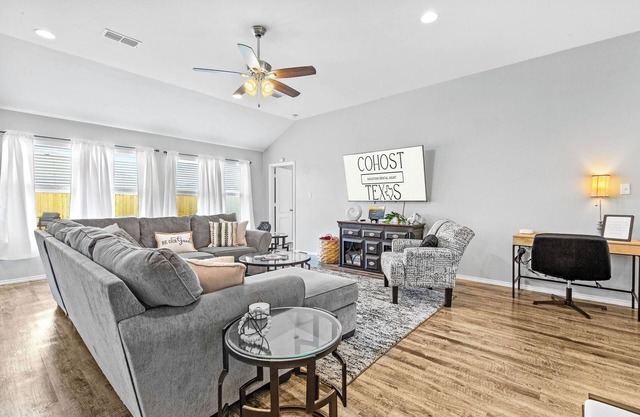 Weekday Fall Deals ~ Near Dyess ~Dogs OK~ Sleeps 8 ~ 5 Stars ~ Spacious ~Clean