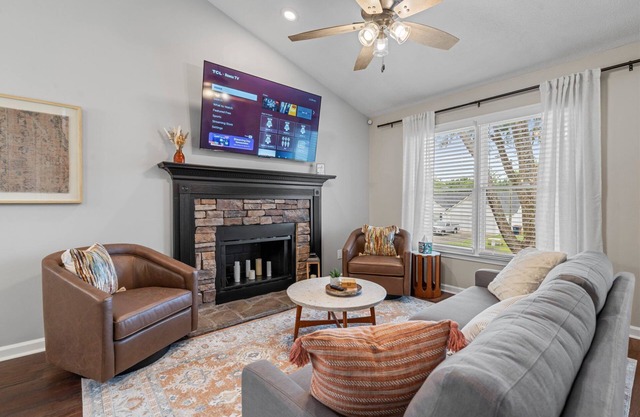 Weekday Savings! 3BR Stay Close to Downtown