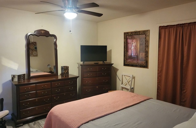 Weekly & Monthly Discounts, Super cute & great location, Pet OK w/yard & deck