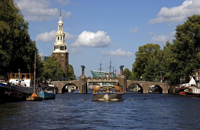 Welcome on board of this newly renovated houseboat apartment, on top location