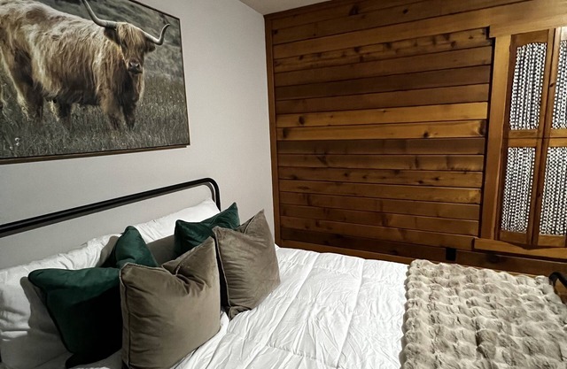 Welcome To Orlando's Chic Cabin! KING BED, FIREPLACE, SAUNA, HOT TUB, GAMES