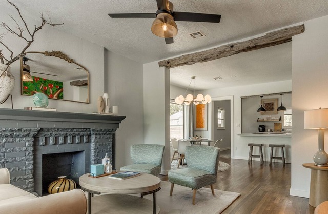 Welcome to our charming and inviting modern retreat located in the heart of Oklahoma City