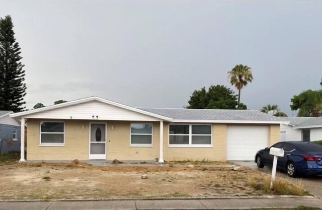 Welcome to our cozy holiday home! min from multiple beach near and entertainment