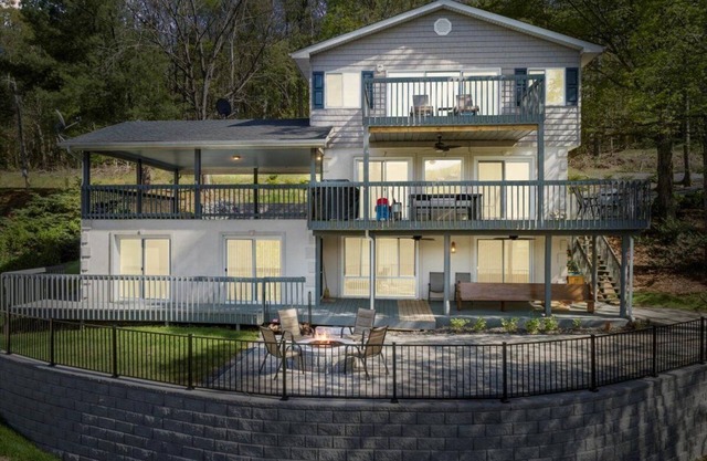 Welcome to Owens Oasis on serene Claytor Lake in Dublin, VA