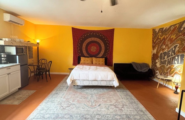 Welcome to the Jungle - suite 5 mins from the beach!