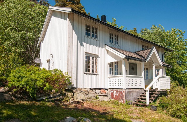 Welcome to this venerable vacation home in Lensvik.