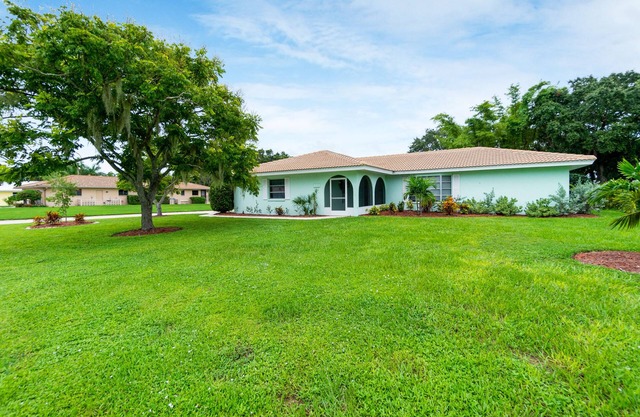 Welcome to your santuary! New ‘23 rates for oversized pool and quiet corner lot.