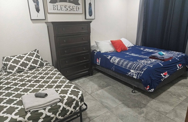 Welcoming 2-bedroom apartment with AC in vibrant Las Vegas