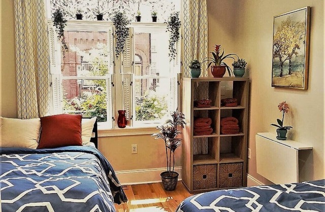 Welcoming 2-BR Apt Great 5 Star Location Sleeps 5 Parking Avail Family-Friendly