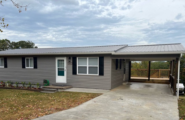 Welcoming 3 bedroom near downtown Madisonville!!!