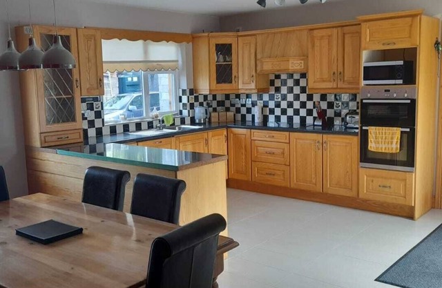 Welcoming 3-bedroom 2 bed on suite bungalow with WiFi and sky tv in Kilgarvan