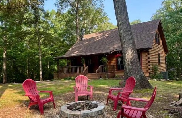 Welcoming Cabin near Lake Point Sports in Cartersville-Sleeps 9
