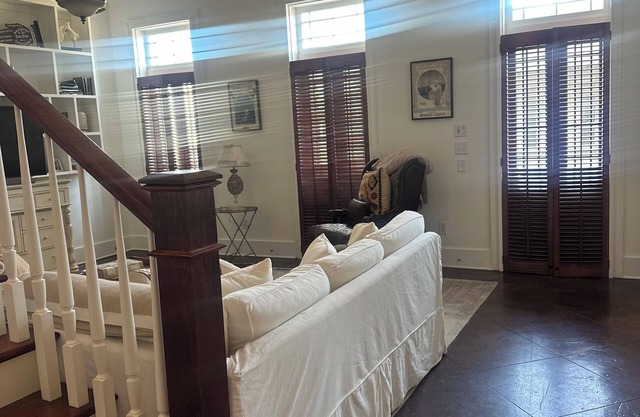 Welcoming Downtown 2-Bedroom 2.5 Bath Townhome