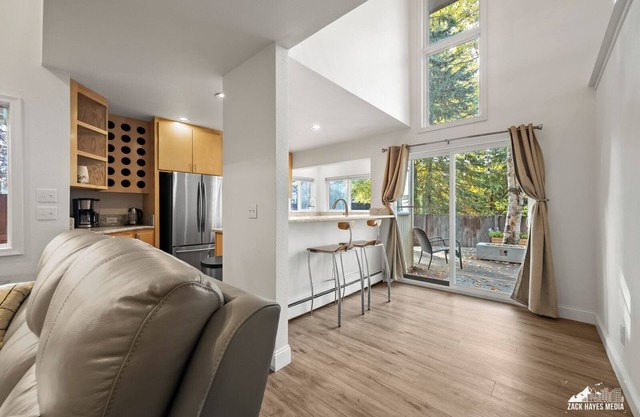 Welcoming Executive Style 2 Bedroom in S. Anchorage