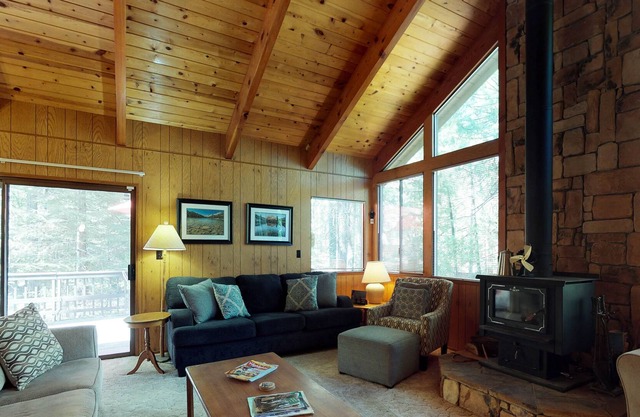 Welcoming home with foosball & spacious deck - near recreation center & pool