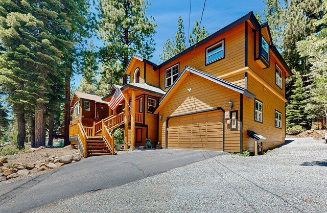 Welcoming house with hot tub, expansive deck + free wifi