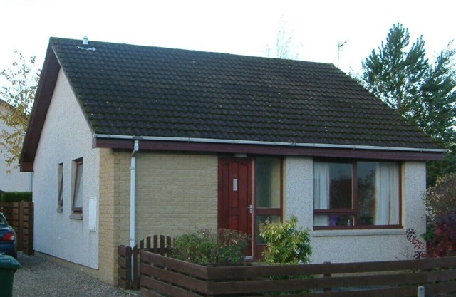 Well appointed detached bungalow with enclosed rear garden