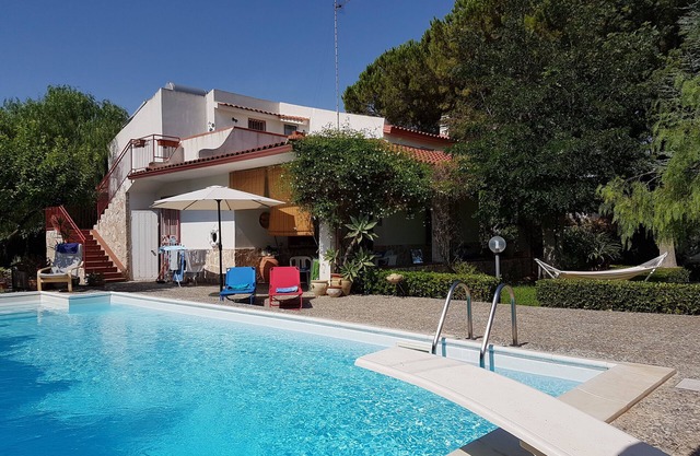Well-kept vacation home with pool and large garden by the sea