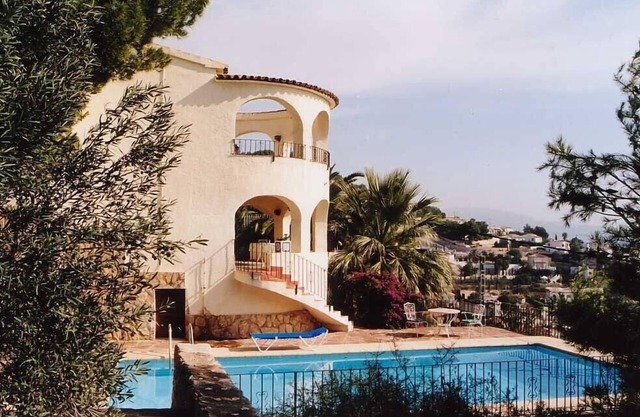 Well maintained villa with pool and garden, beach, panoramic sea views