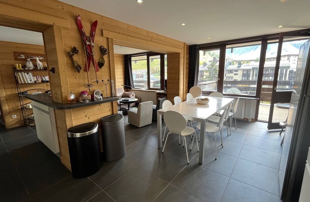 Well renovated south facing 105m2 apartment located 100m from the ski slopes