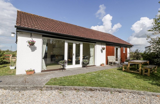 WELLFIELD COTTAGE, family friendly, with a garden in Mark