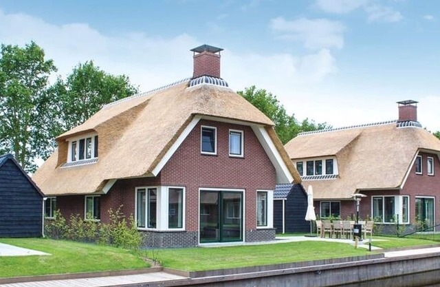 Wellness villa with sauna, at a holiday park on the water in Friesland