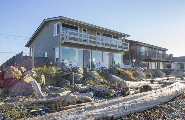 West Beach House - low bank waterfront, with 1 GB WIFI, WFH - NEW hot tub!