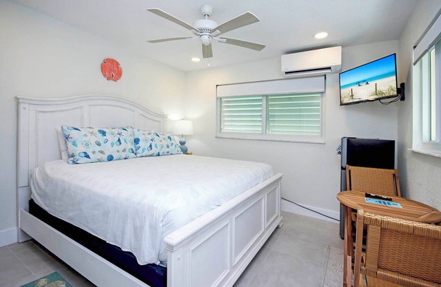 West End Paradise 3M Sanddollar 7 - Quaint Hotel Style Room near the Beach