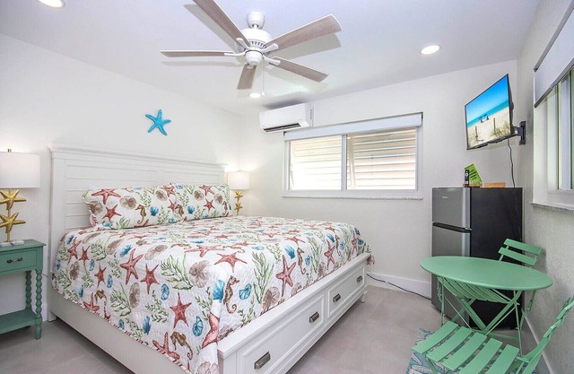 West End Paradise Starfish 1 - Quaint Hotel Style Room near the Beach