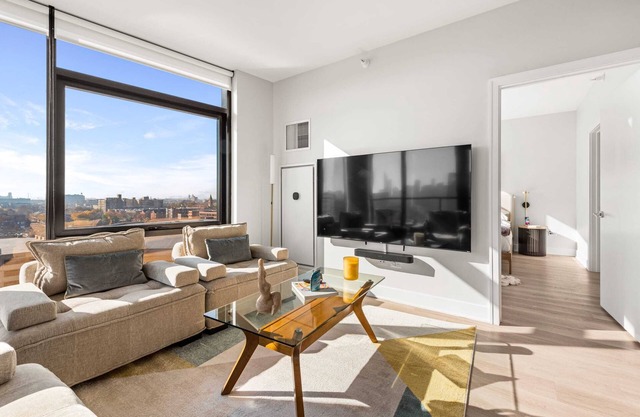 West Loop 3x 2BR: Walk to Dining, Gym & Terrace