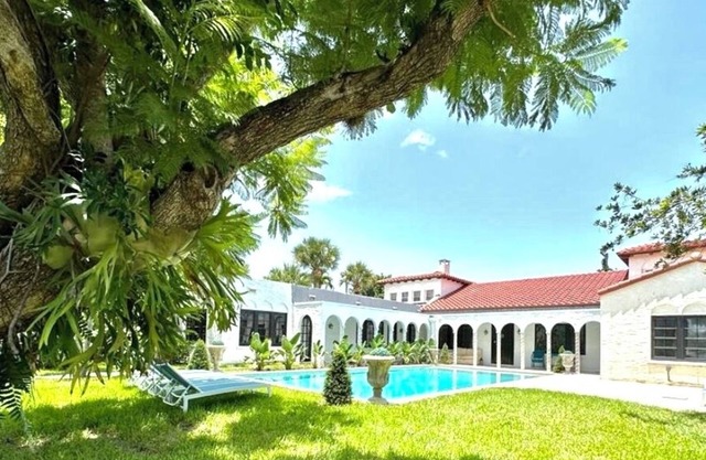 West Palm Beach- Heated Pool -6 bedrooms/4 bathrooms