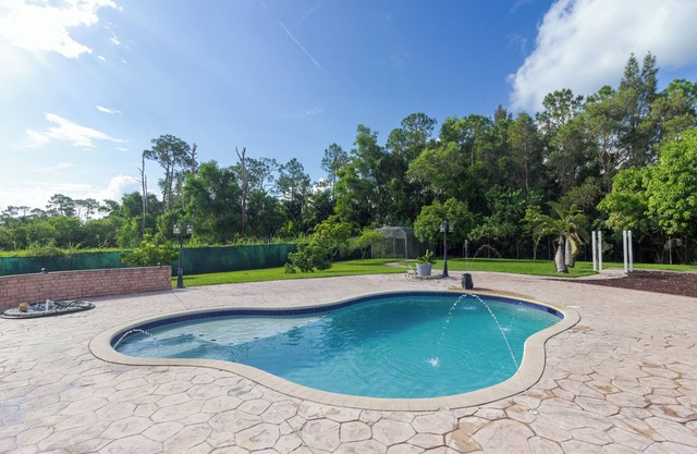 West Palm Oasis Spacious 4BR Pool Hot Tub BBQ King Beds