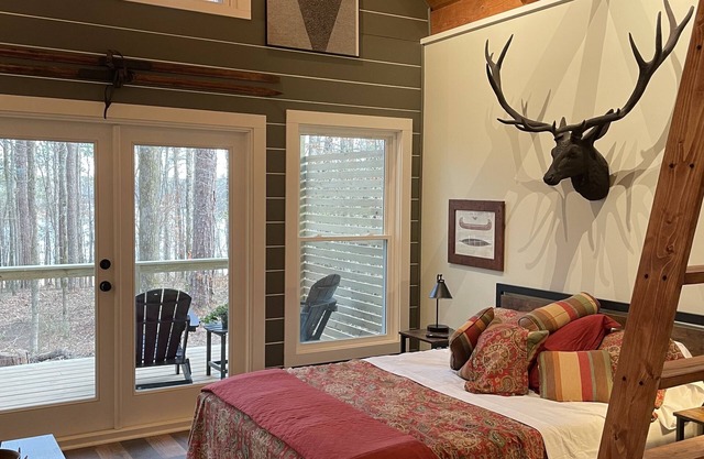 West Point Lake Bungalow with private boat dock, dock is seasonal.
