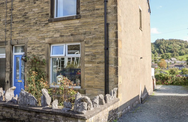 WEST VIEW COTTAGE, family friendly, with a garden in Settle