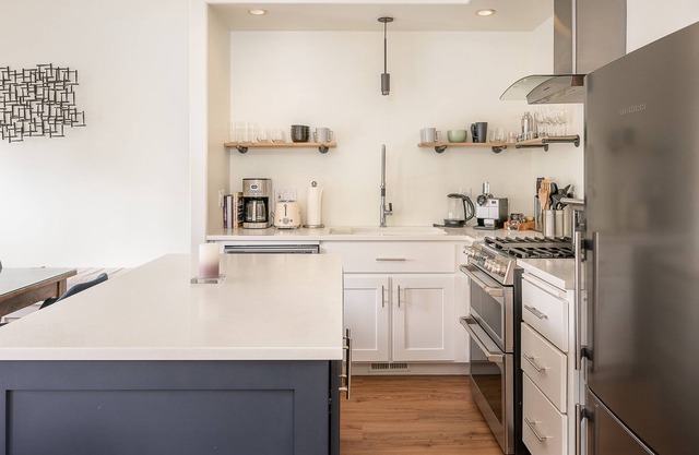 Westside Home Near Mt. Bachelor w Hot Tub - San Francisco Life Real Estate