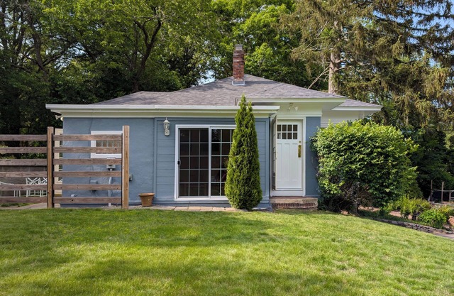 Weymouth Hill Station. Hillside cottage retreat with water views