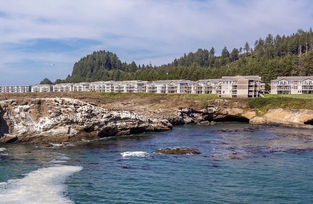 Whale watching has never been easier! Ocean View Resort in Depoe Bay
