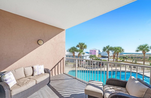 What a beauty: 1BR/2BA, sleeps 6, walk to the beach!