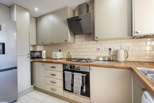 Wheatcroft Sleeps 7 Long Stays Parking and Wi-Fi