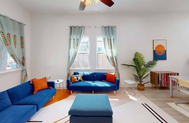 Whimsical 5BD | Sleeps 12 |Parking| Central Locale