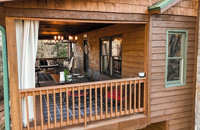 Whiskey Cheeks: 4 BR Cozy Mountain Escape - Playground - Hot Tub - Kids Room