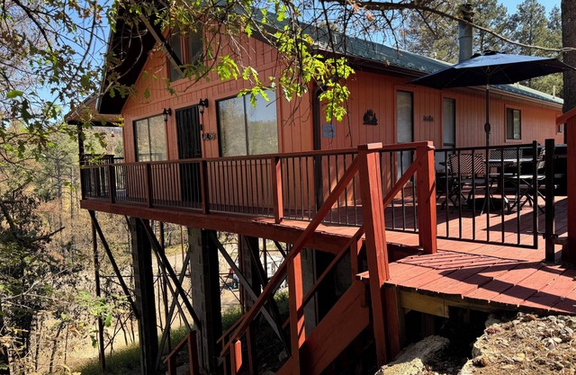 Whispering Pines has great deck, hot tub & fire pit. Close to downtown & slopes.