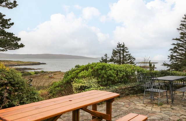 WHISPERING PINES, pet friendly in Kilcrohane, County Cork